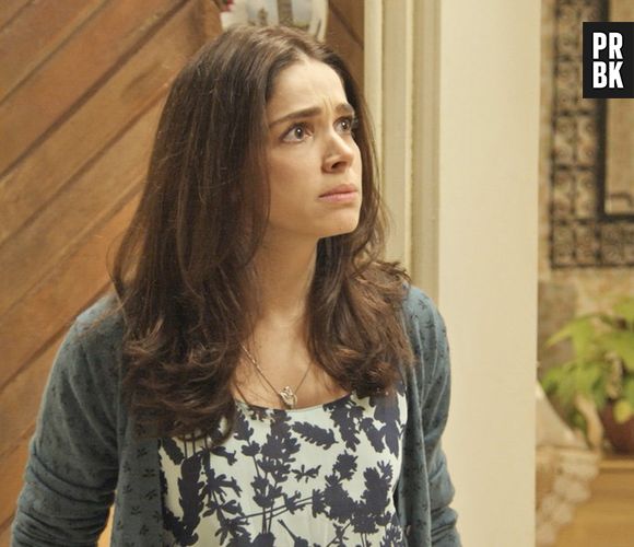 Em "Haja Coração": Shirlei (Sabrina Petraglia) sofre ao ser rejeitada por Vitoria (Betty Gofman)