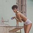  Rihanna posa de topless para a revista "Vogue" brasileira 