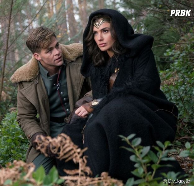 Steve Trevor (Chris Pine) e a Mulher-Maravilha (Gal Gadot) vivem um romance