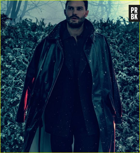 Jamie Dornan, de "50 Tons Mais Escuros", fez poses sensuais na neve para a revista L'Uomo Vogue