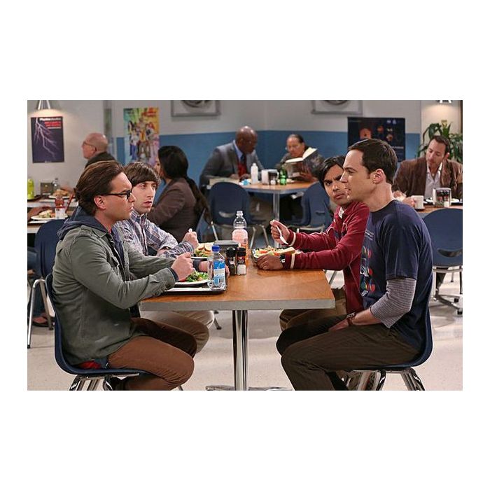  Os garotos de &quot;The Big Bang Theory&quot; tem muito o que conversar no final da s&amp;eacute;tima temporada 