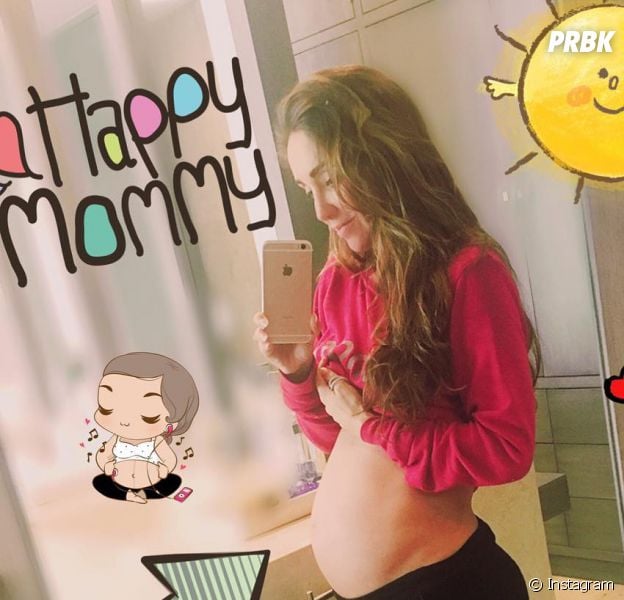 Anahi está mega animada com a gravidez e escreveu na leganda da foto: "Crescemos felizes"