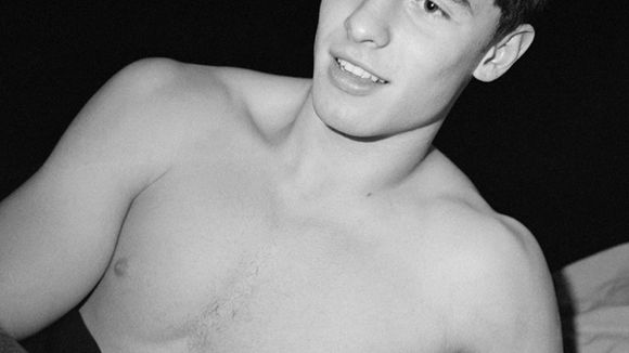 Shawn Mendes aparece sem blusa em sessão de fotos intimista para revista!