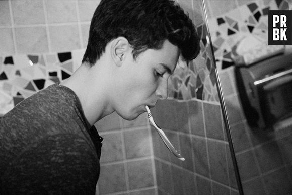 Shawn Mendes é acompanhado por fotógrafo em ensaio intimista para revista
