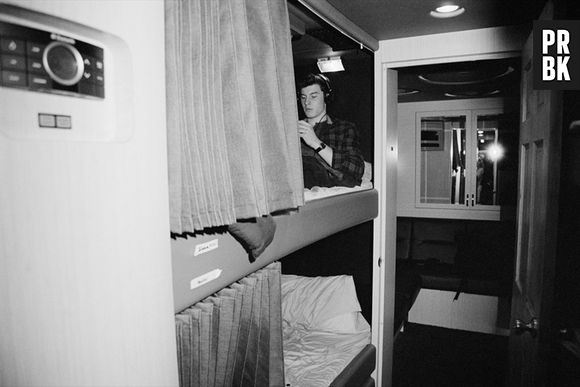 Shawn Mendes relaxa durante a turnê em ensaio intimista