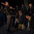 Após matar Abraham (Michael Cudlitz) e Glenn (Steven Yeun) em "The Walking Dead", Negan (Jeffrey Dean Morgan) avisa que continuará fazendo novas vítimas