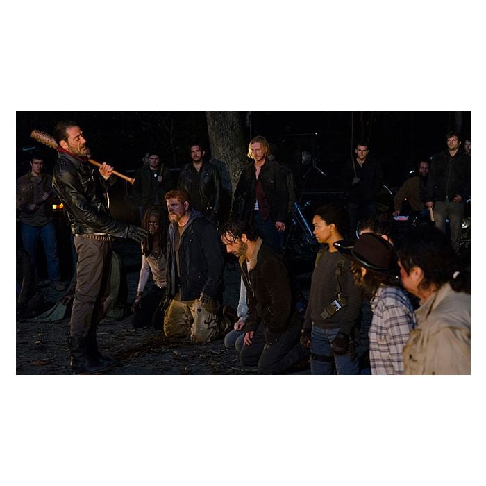 Após matar Abraham (Michael Cudlitz) e Glenn (Steven Yeun) em &quot;The Walking Dead&quot;, Negan (Jeffrey Dean Morgan) avisa que continuará fazendo novas vítimas