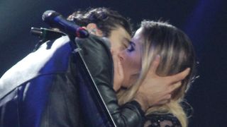 Tiago Iorc e Tatá Werneck se beijam e levam fãs à loucura no Prêmio Multishow 2016!