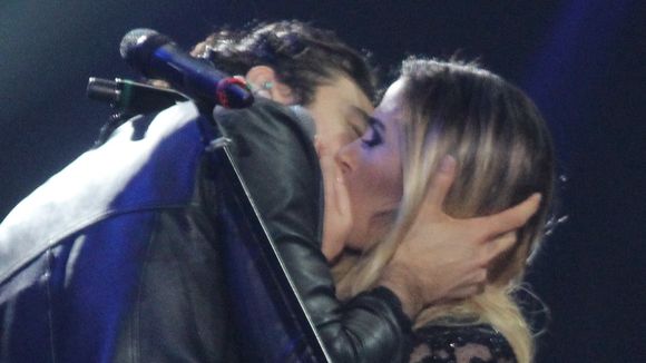 Tiago Iorc e Tatá Werneck se beijam e levam fãs à loucura no Prêmio Multishow 2016!