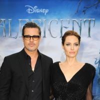 Com look inspirado em "Malévola", Angelina Jolie divulga filme com Brad Pitt