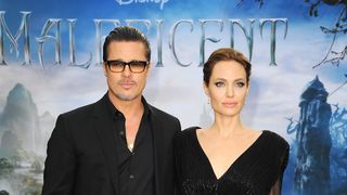 Com look inspirado em "Malévola", Angelina Jolie divulga filme com Brad Pitt