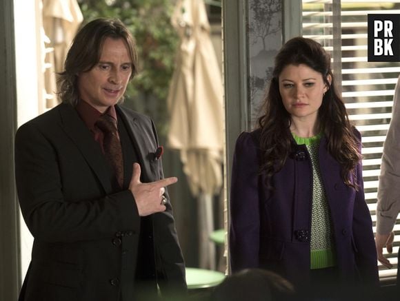 Rumple (Robert Carlyle) e Bela (Emilie de Ravin) se casaram em "Once Upon a Time"