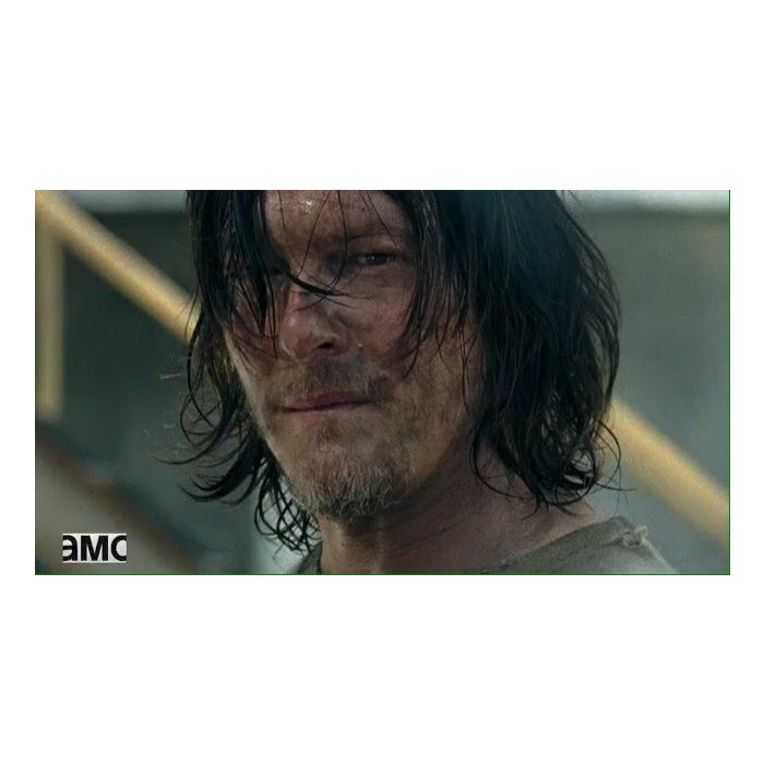 Em &quot;The Walking Dead&quot;, Daryl (Norman Reedus) sofre humilhações no Santuário, após ser capturado por Negan (Jeffrey Dean Morgan)
