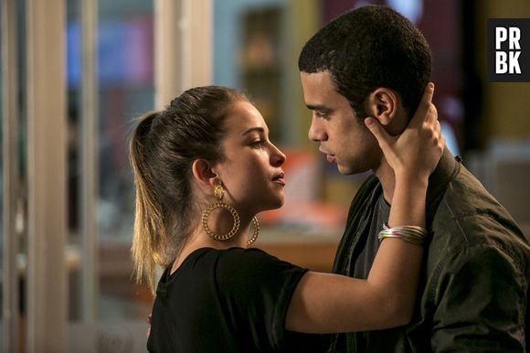 Novela "Malhação": Belloto (Sérgio Malheiros) se declara para Jéssica (Laryssa Ayres) e os dois se beijam
