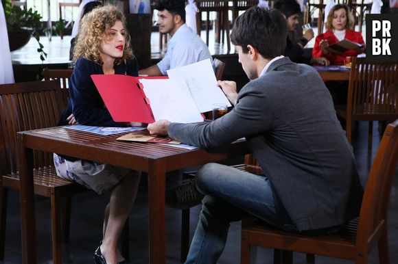 Lurdinha (Renata Calmon) observa Taísa (Stephanie D'Amico) e Tomas (Diego Montez), em "Cúmplices de Um Resgate", do SBT