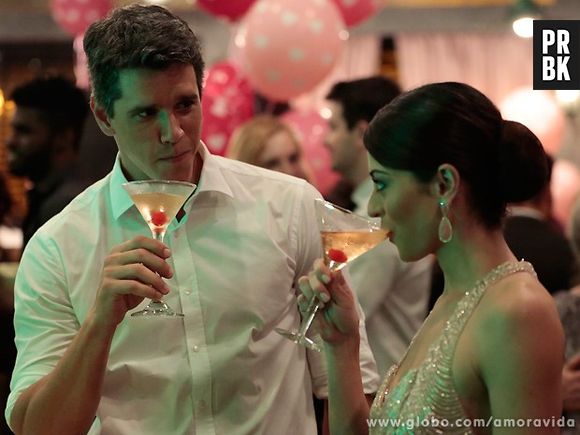 Guto (Márcio Garcia) e Silvia (Carol Castro) se aproximaram no casamento de Perséfone (Fabiana Karla) em "Amor à Vida"