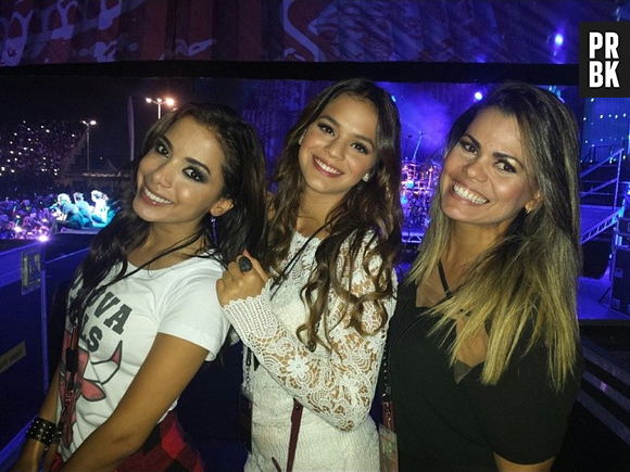 Anitta e Bruna Marquezine assistiram show do One Direction durante a passagem do grupo pelo Brasil