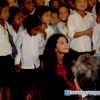 Selena Gomez fez a alegria da criançada do Nepal