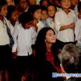  Selena Gomez fez a alegria da crian&ccedil;ada do Nepal 