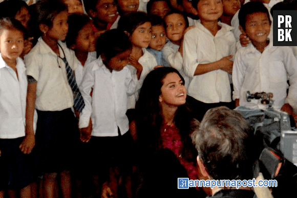 Selena Gomez fez a alegria da criançada do Nepal