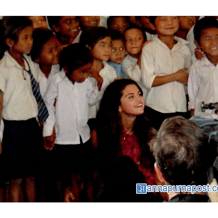  Selena Gomez fez a alegria da crian&amp;ccedil;ada do Nepal 