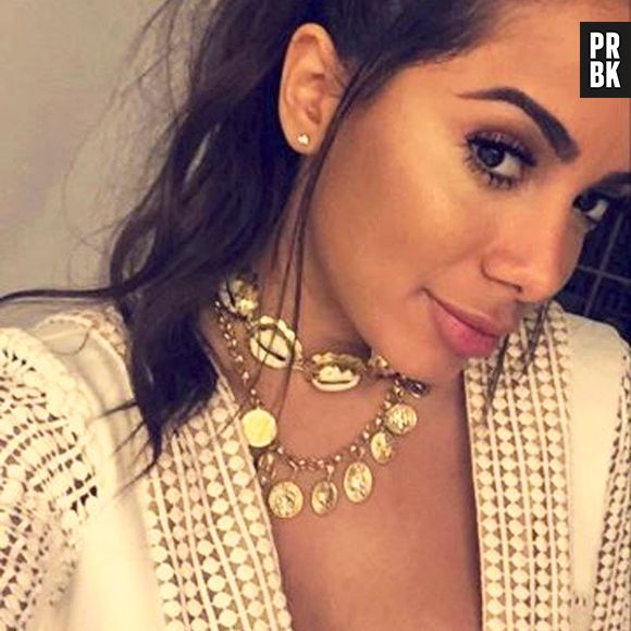 Veja Anitta e mais famosas que estão usando o colar de búzios