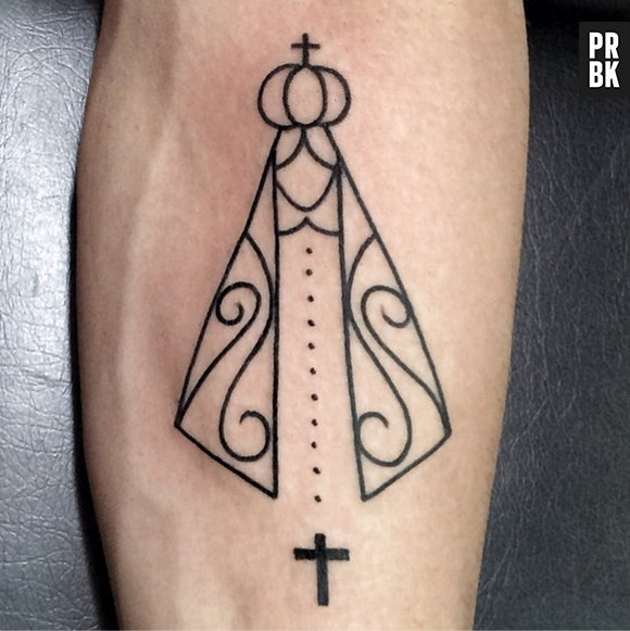 Gusttavo Lima fez uma tatuagem da Nossa Senhora Aparecida