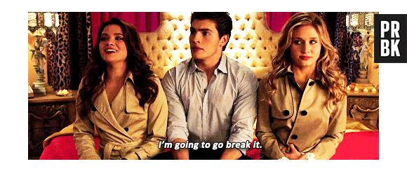 Karma (Katie Stevens) tenta ter um relacionamento triplo com Amy (Rita Volk) e Liam (Gregg Sulkin) em "Faking It"!