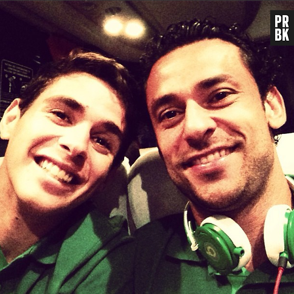 Oscar faz foto com Fred no ônibus da Seleção