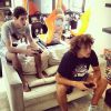 Em seu tempo livre, Oscar joga videogame com o amigo David Luiz