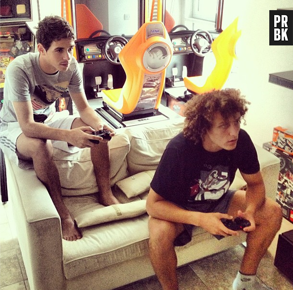 Em seu tempo livre, Oscar joga videogame com o amigo David Luiz