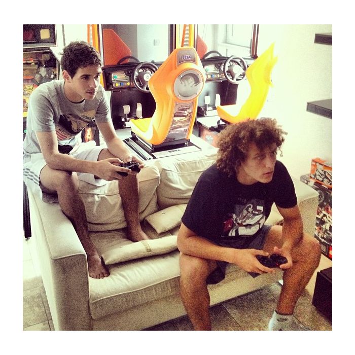  Em seu tempo livre, Oscar joga videogame com o amigo David Luiz 