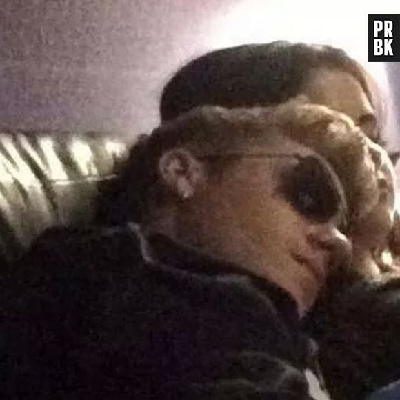 Em foto, Justin Bieber aparece dormindo no ombro de Selena Gomez!