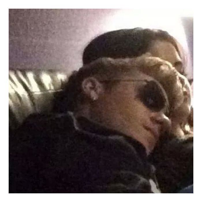  Em foto, Justin Bieber aparece dormindo no ombro de Selena Gomez! 