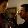 Em "True Blood", Eric (Alexander Skarsgard) serve um martini para Jason (Ryan Kwanten)