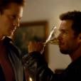 Em "True Blood", Eric (Alexander Skarsgard) serve um martini para Jason (Ryan Kwanten) 