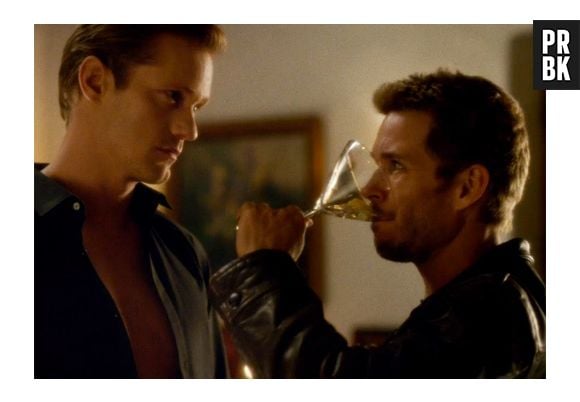 Em "True Blood", Eric (Alexander Skarsgard) serve um martini para Jason (Ryan Kwanten)