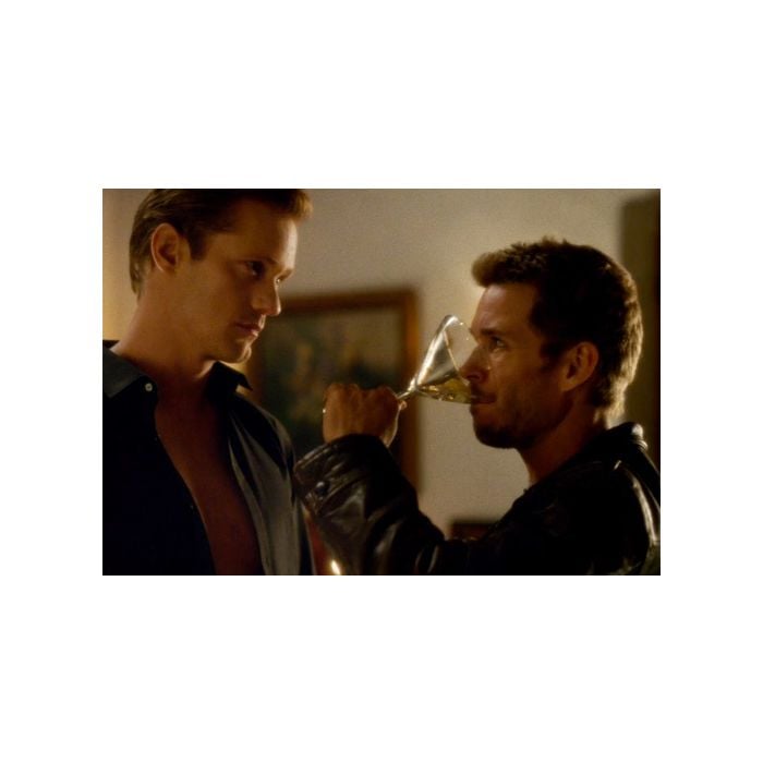  Em &quot;True Blood&quot;, Eric (Alexander Skarsgard) serve um martini para Jason (Ryan Kwanten) 