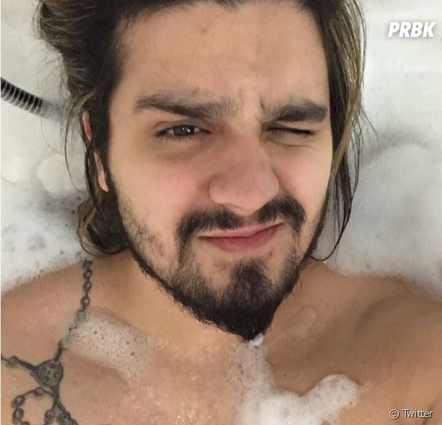 Luan Santana tira selfie tomando banho no #24horasComLuan