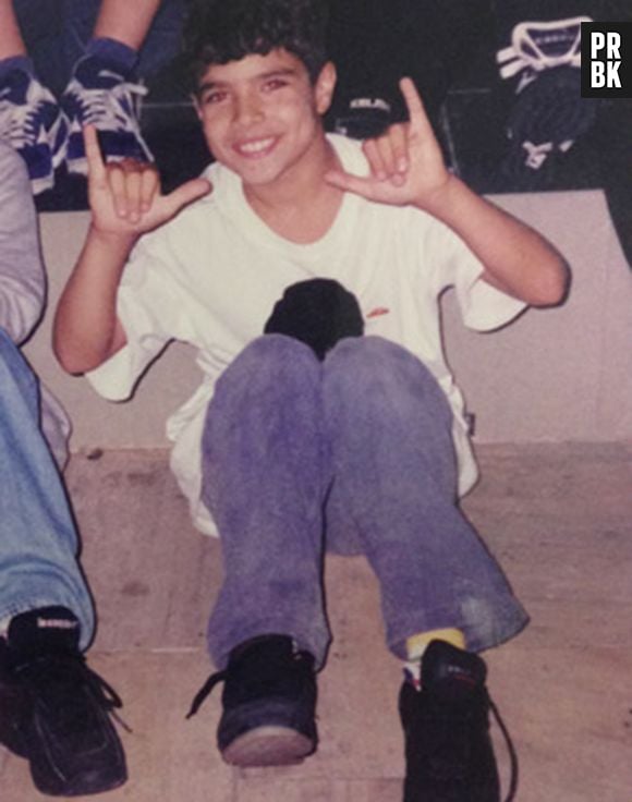 Caio Castro posando pra câmera bem antes de fama