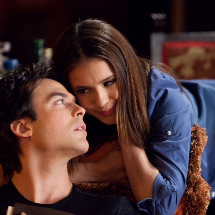  Elena (Nina Dobrev) e Damon (Ian Somerhalder) s&amp;atilde;o casal em &quot;The Vampire Diaries&quot; 