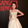 Em "Stranger Things", Millie Bobby Brown mostra estilo no tapete vermelho