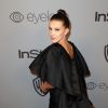 Millie Bobby Brown, de "Stranger Things", mostra look em evento