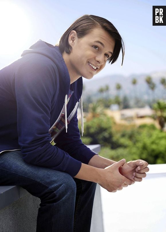 Em "Red Band Society", Jordi (Nolan Sotillo Ciara) divide o quarto com Leo (Charlie Rowe)