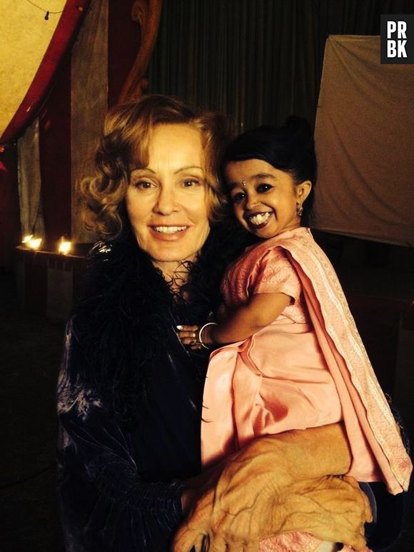 Primeira imagem do set de "American Horror Story: Freakshow" revela Jessica Lange e menor mulher do mundo