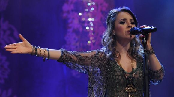 Sandy desbanca P9, quebra recorde com clipe de "Escolho Você" e vira rainha do Vevo