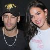 Bruna Marquezine e Neymar Jr. posam para fotógrafos após espetáculo de Thiago Gagliasso
