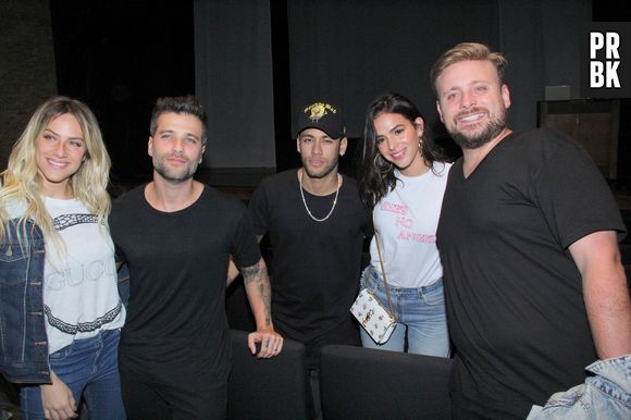 Bruna Marquezine e Neymar Jr. posam para fotógrafos após espetáculo de Thiago Gagliasso