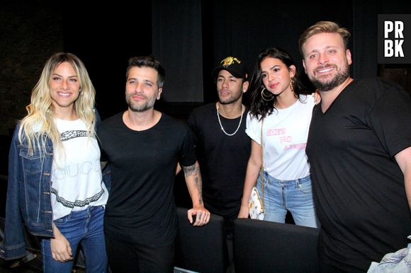 Bruna Marquezine e Neymar Jr. prestigiam peça de Thiago Gagliasso e não fogem dos flashes