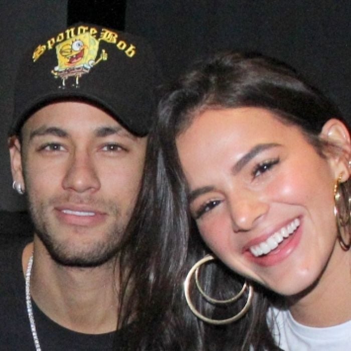 Bruna Marquezine e Neymar Jr. estão mais felizes do que nunca! Casal posa junto em peça